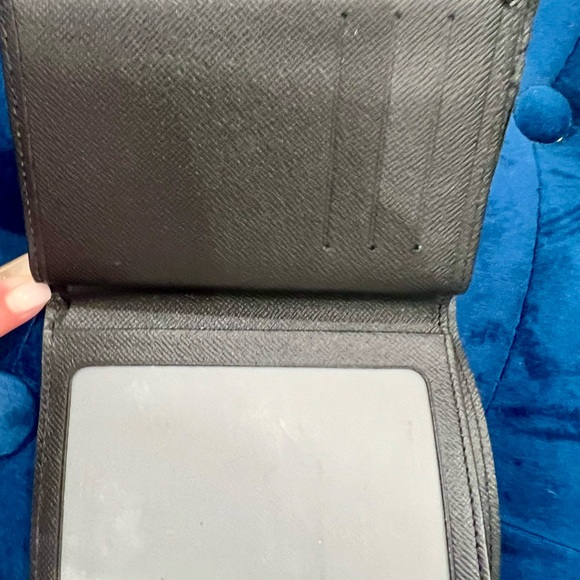 Louis Vuitton Women Black Epi Leather Wallet in Excellent Conditions ! - Picture 3 of 5